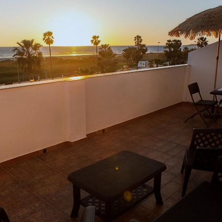Hotel Playa Conil - Beachfront Studios & Suites โกนิล เด ลาฟรอนเตรา ภายนอก รูปภาพ