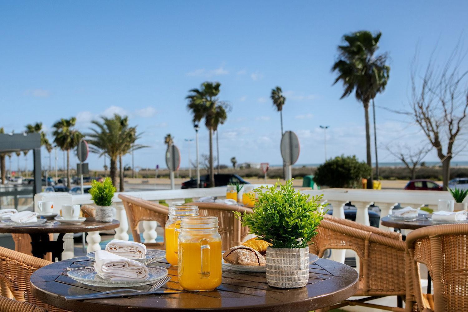 Hotel Playa Conil - Beachfront Studios & Suites โกนิล เด ลาฟรอนเตรา ภายนอก รูปภาพ
