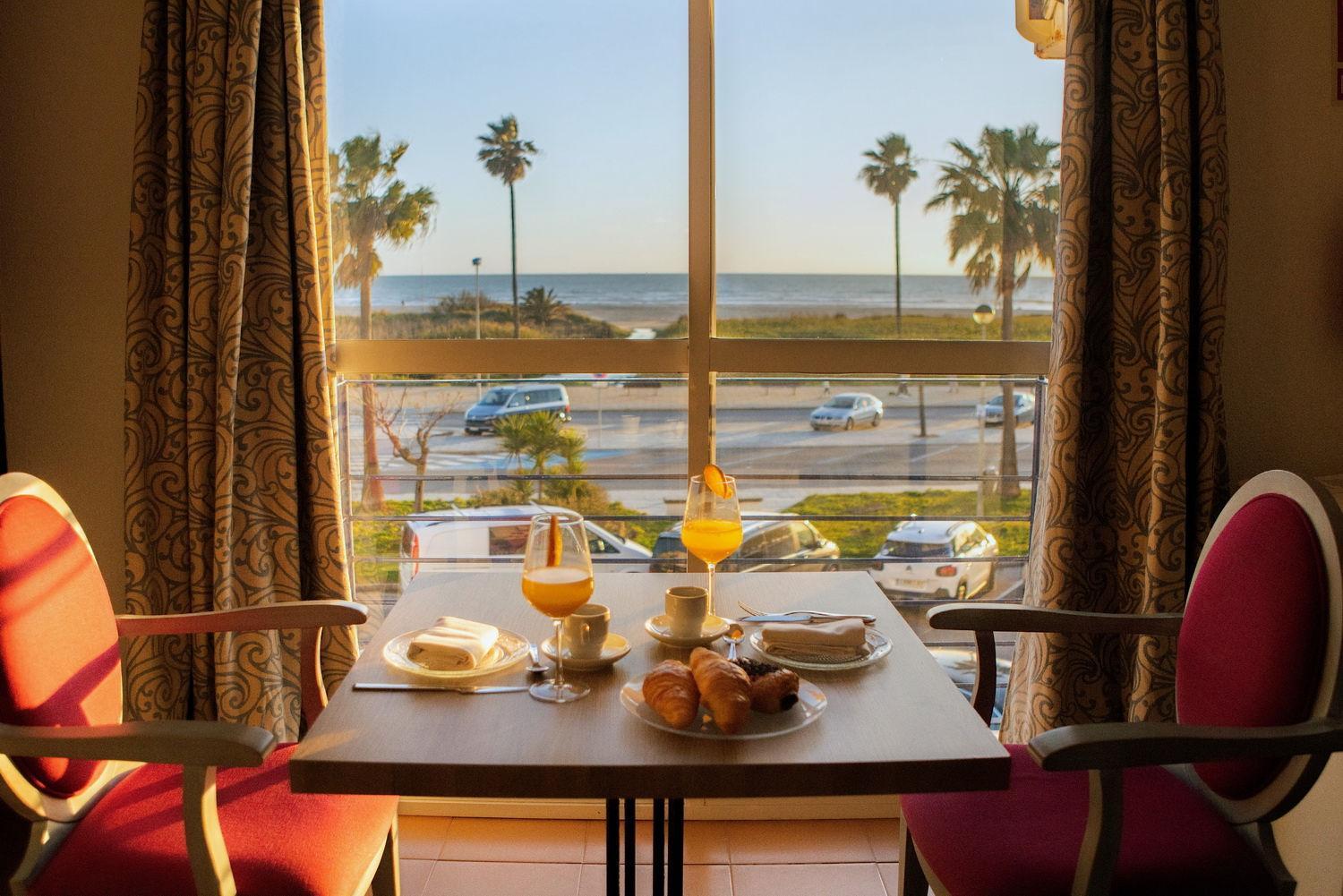 Hotel Playa Conil - Beachfront Studios & Suites โกนิล เด ลาฟรอนเตรา ภายนอก รูปภาพ