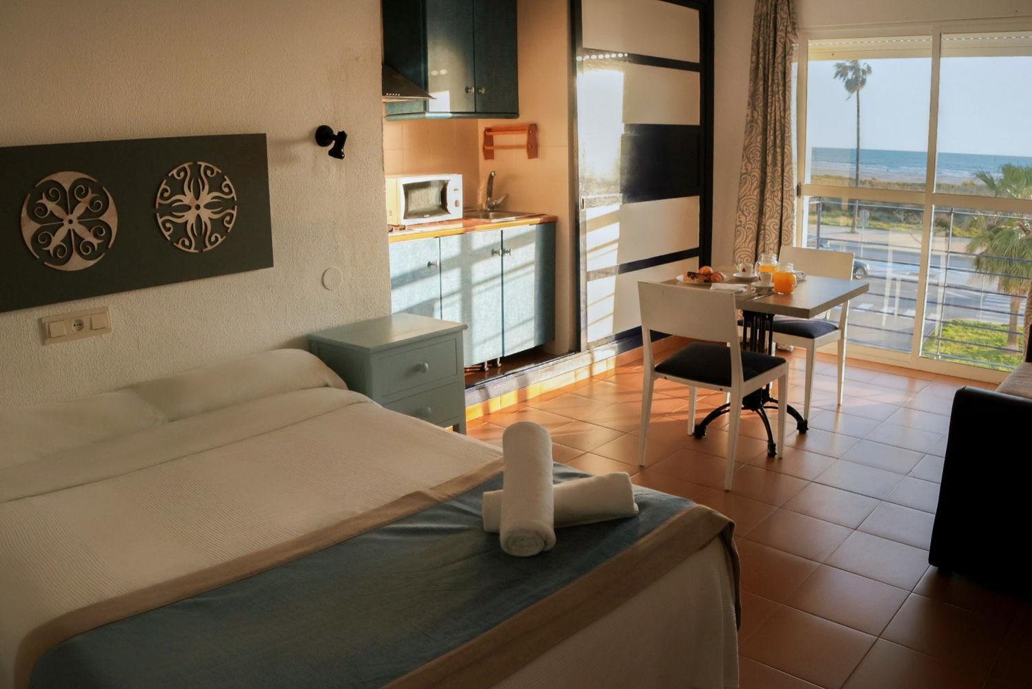Hotel Playa Conil - Beachfront Studios & Suites โกนิล เด ลาฟรอนเตรา ภายนอก รูปภาพ