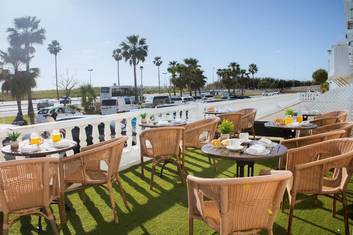 Hotel Playa Conil - Beachfront Studios & Suites โกนิล เด ลาฟรอนเตรา ภายนอก รูปภาพ