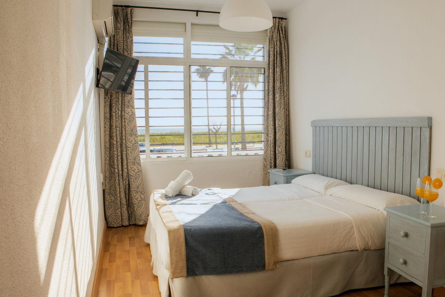 Hotel Playa Conil - Beachfront Studios & Suites โกนิล เด ลาฟรอนเตรา ภายนอก รูปภาพ