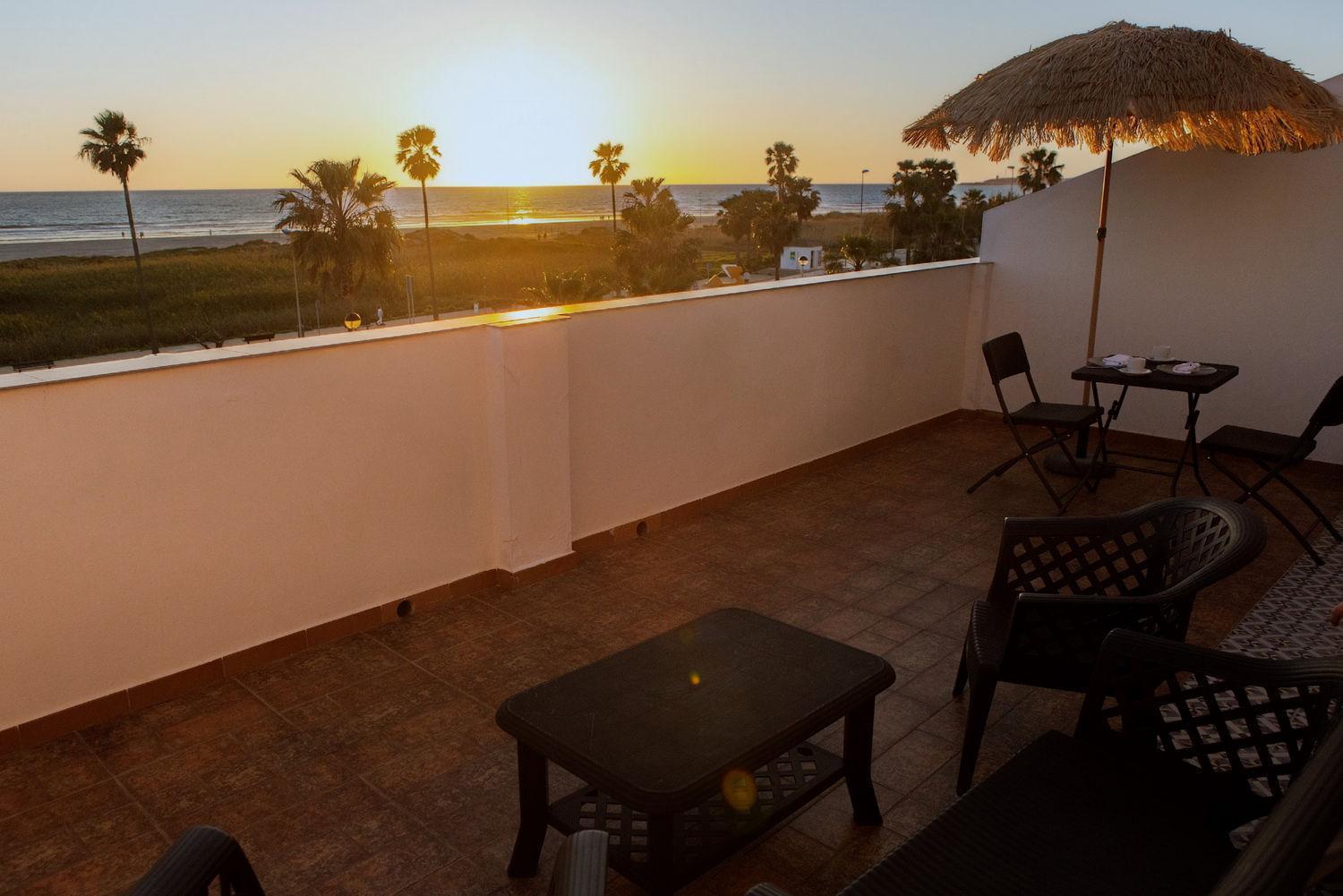 Hotel Playa Conil - Beachfront Studios & Suites โกนิล เด ลาฟรอนเตรา ภายนอก รูปภาพ