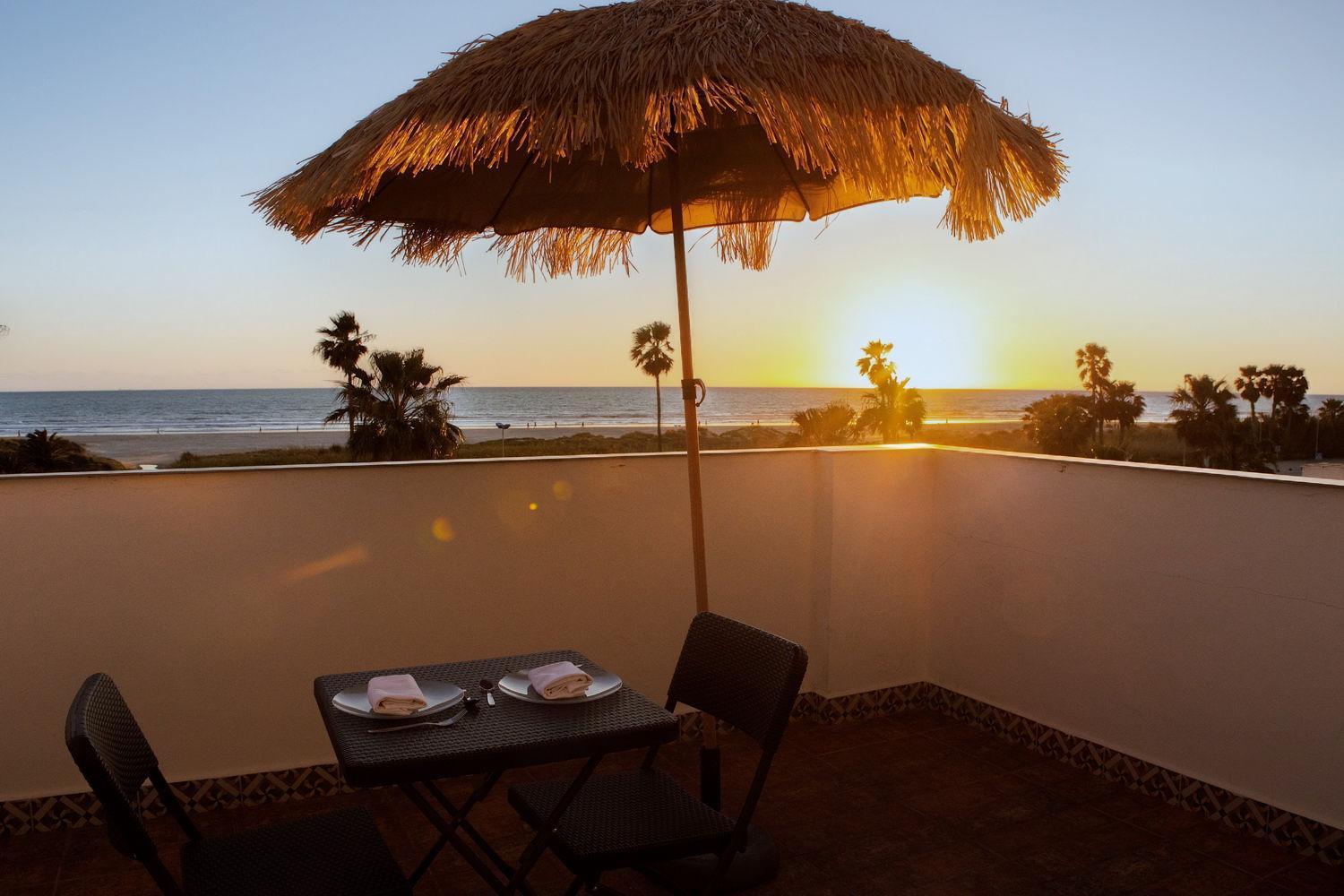Hotel Playa Conil - Beachfront Studios & Suites โกนิล เด ลาฟรอนเตรา ภายนอก รูปภาพ