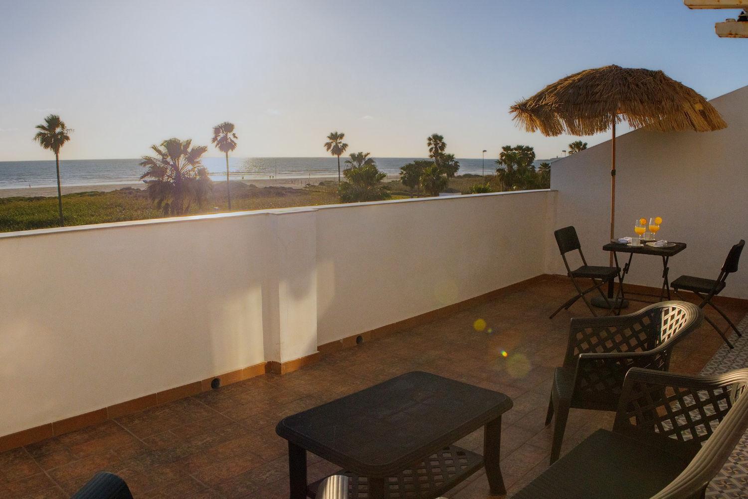 Hotel Playa Conil - Beachfront Studios & Suites โกนิล เด ลาฟรอนเตรา ภายนอก รูปภาพ